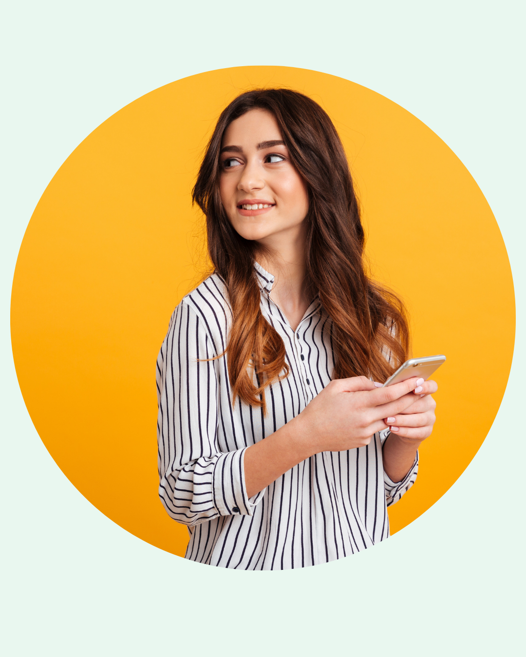 Persona revisando multas desde el celular